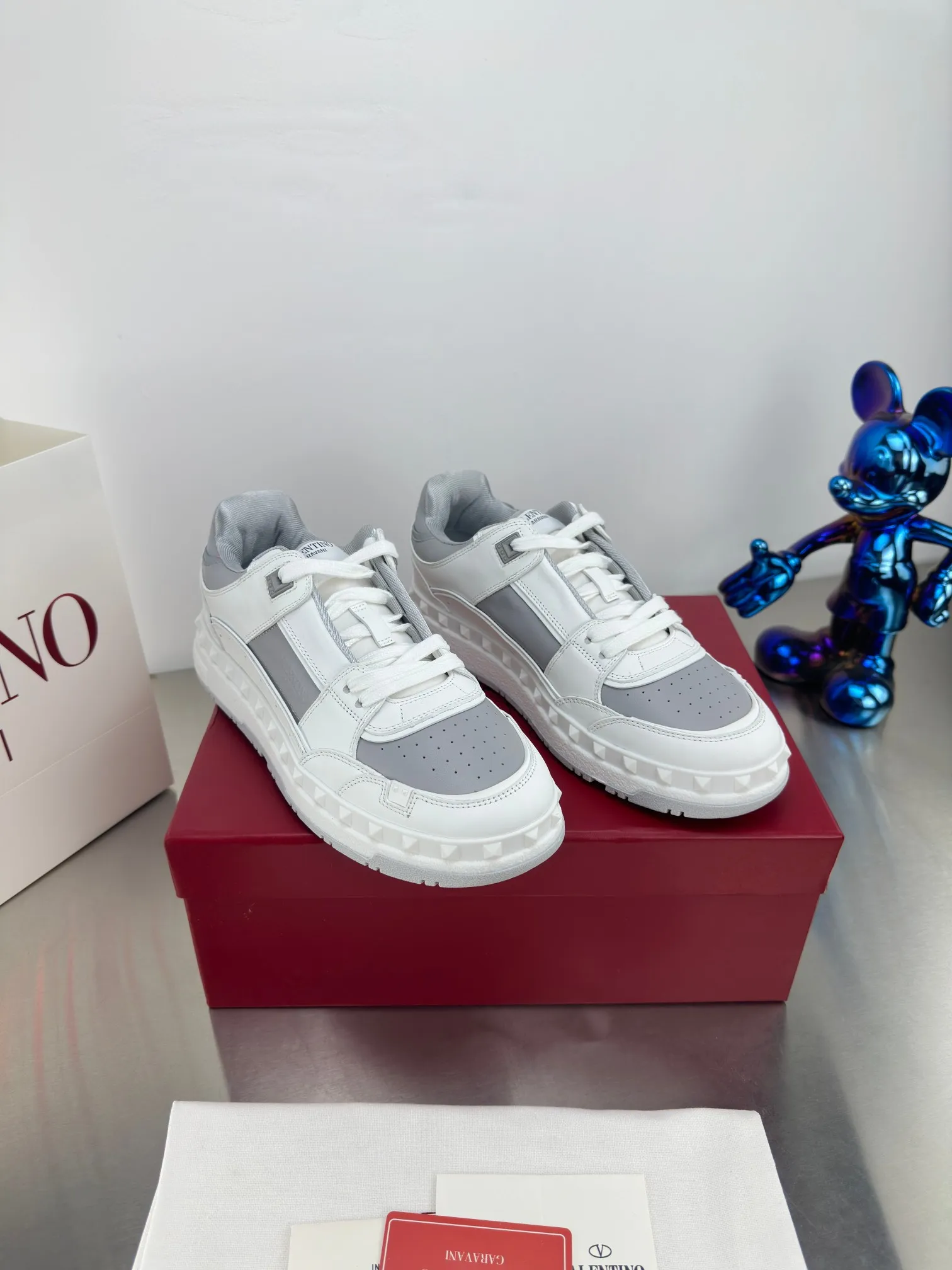 👟👟Ex-factory price 640👟👟 🔺Valentino🔺 Valentino VT 2024 early spring white shoes casual shoes! Top version!  Original 1:1 mold opening! Lasting + oil edge craftsmanship, classic splicing, fashionable and versatile, 🎁Full set of packaging at the same time at the counter. Fabric: Customized cowhide. Lining: Original breathable mesh. Outsole: Original TPU material outsole. Non-slip and wear-resistant. Size: Female 35-40! Male 39～45